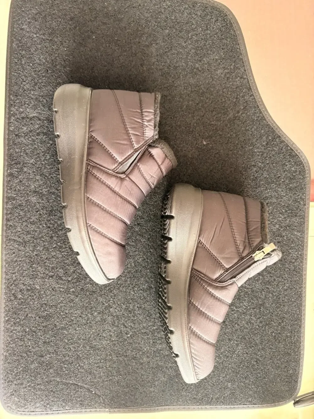 NWOT Women’s Black Winter Snow Boots Quilted Zip Warm Size 6